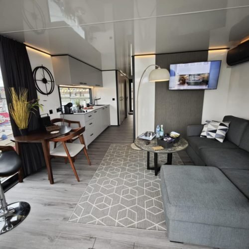 Namelis nr. 6 Luxury. Reikalingos laivavedžio teisės Namelis nr. 6 Luxury. Reikalingos laivavedžio teisės