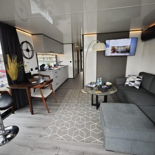Namelis nr. 6 Luxury. Reikalingos laivavedžio teisės Namelis nr. 6 Luxury. Reikalingos laivavedžio teisės