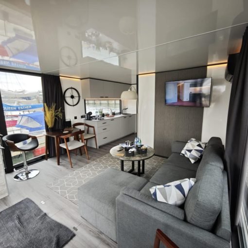 Namelis nr. 6 Luxury. Reikalingos laivavedžio teisės Namelis nr. 6 Luxury. Reikalingos laivavedžio teisės